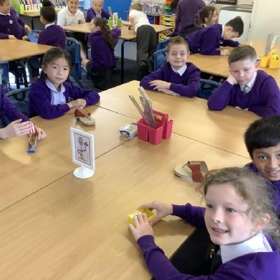 As part of their Roman Day, the children also got the chance to handle Roman artefacts and had some brilliant discussions about what each one would have been used for.